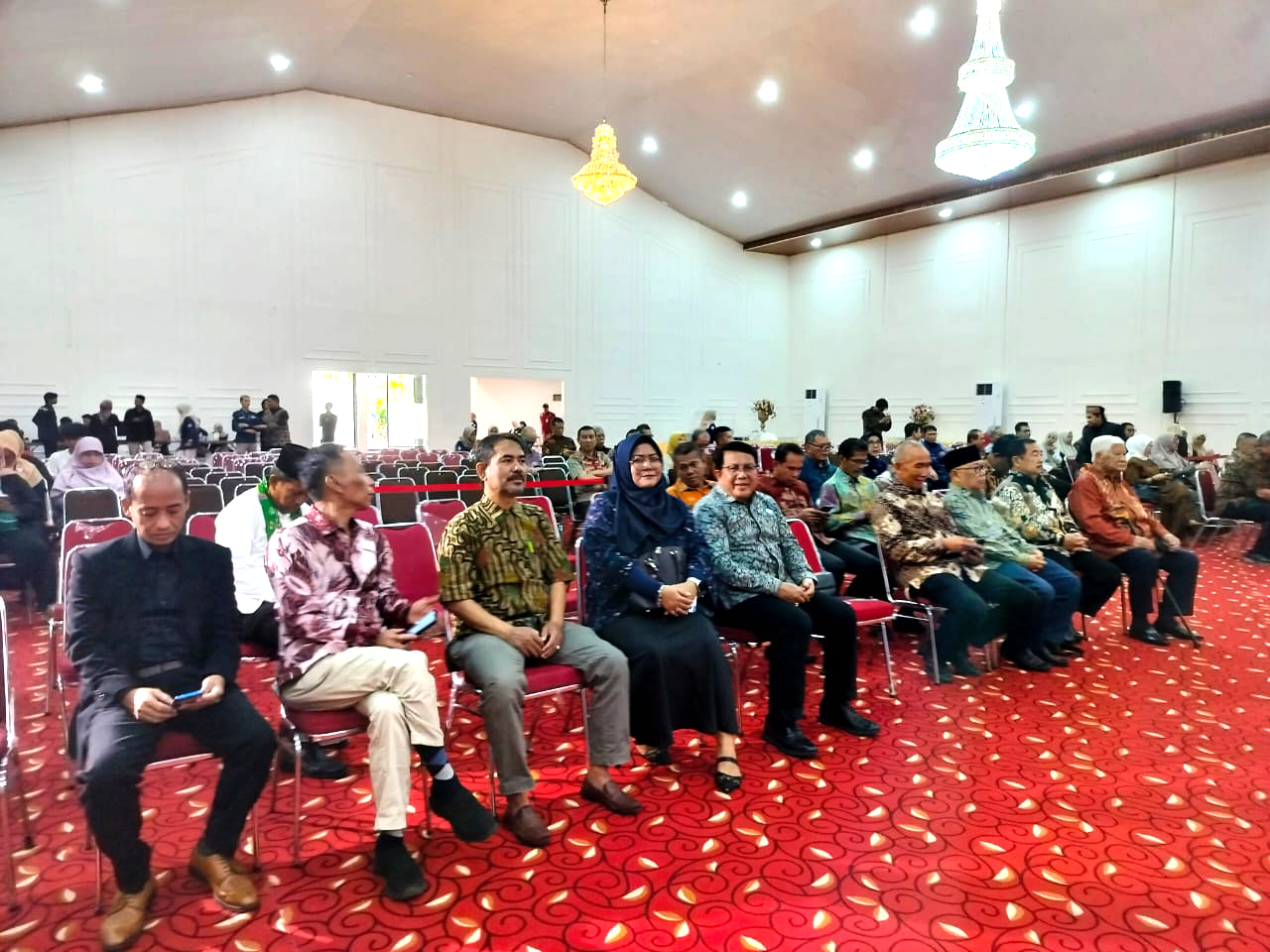 Menghadiri Acara Dies Natalis 75 Tahun ISTN. Dilanjutkan dengan kegiatan penanaman pohon Alpukat Cempedak dan Pelepasan benih ikan sebanyak 5000 ekor di lahan dan danau ISTN.